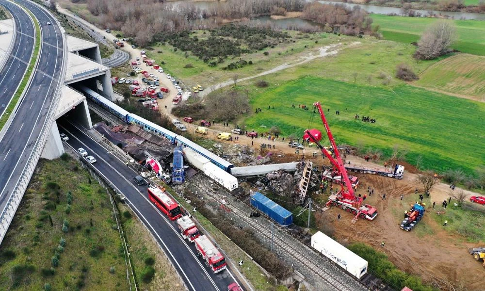 Η μεγαλύτερη σιδηροδρομική τραγωδία στην Ελλάδα! 50 αγνοούμενοι- Σοκαριστικές μαρτυρίες επιβατών και συγγενών-Drone του Guardian πάνω από το σημείο